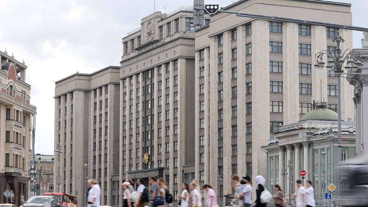 Минпромторг России приступил к формированию единого перечня марок и моделей автомобилей которые с 1 марта 2026 года можно будет использовать для работы в такси Соответствующий проект приказа ведомства до 19 сентября проходит общественное обсуждение В принятой Государственной Думой и подписанной Президентом новой редакции закона вводится система баллов локализации оценка производства транспортного средства Чем больше деталей и операций при его изготовлении выполнено в нашей стране тем выше итоговый бал и позиция машины в рейтинге Например сварка кузова на российском предприятии дает 400 баллов а его окраска 500 Для включения в реестр легковых такси автомобиль должен набрать 3200 баллов Уважаемые читатели по вашему мнению поможет ли это изменение повысить качество работы такси и развивать отечественный автопром Напишите об этом в комментариях к данному посту