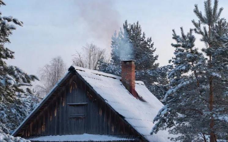 В Бурятии многодетная семья чуть не погибла от перекалившейся печки В садоводстве Бурятии семья из беременной матери и пятерых детей едва не погибла из за неисправной печи Печь была сложена с нарушениями но её продолжали активно топить Вечером женщина заметила что деревянная перегородка рядом с печкой начала тлеть Её разобрали но печь не потушили К утру от жара задымились потолочные перекрытия и дом стал наполняться дымом до пожара оставались минуты Мать вовремя проснулась и успела вывести всех детей на улицу Никто не пострадал