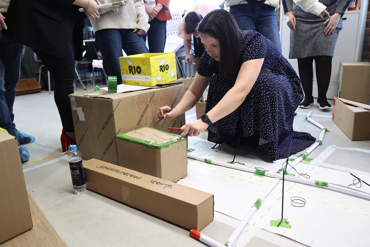 Социальная сфера должна стать зоной инвестиций и развития на Южном Урале Недавно 8 февраля в стране отмечали День российской науки В Экспертном клубе Челябинской области напомнили что это праздник не только точных наук но и социогуманитарных направлений Особняком здесь выделили социальную архитектуру Регионам и Южному Уралу в особенности нужно перестать воспринимать социальную сферу как затратную Это зона инвестиций и опережающего развития Кадровый суверенитет сегодня обеспечивается не только подготовкой инженеров но и воспитанием наставников управленцев людей с ценностным каркасом Социальная архитектура как раз и позволяет выстроить эту систему бесшовно от школьного класса до рабочего места и семейных ценностей отмечает главный редактор авторитетного аналитического портала Полит 74 Григорий Макеев   t me chgub