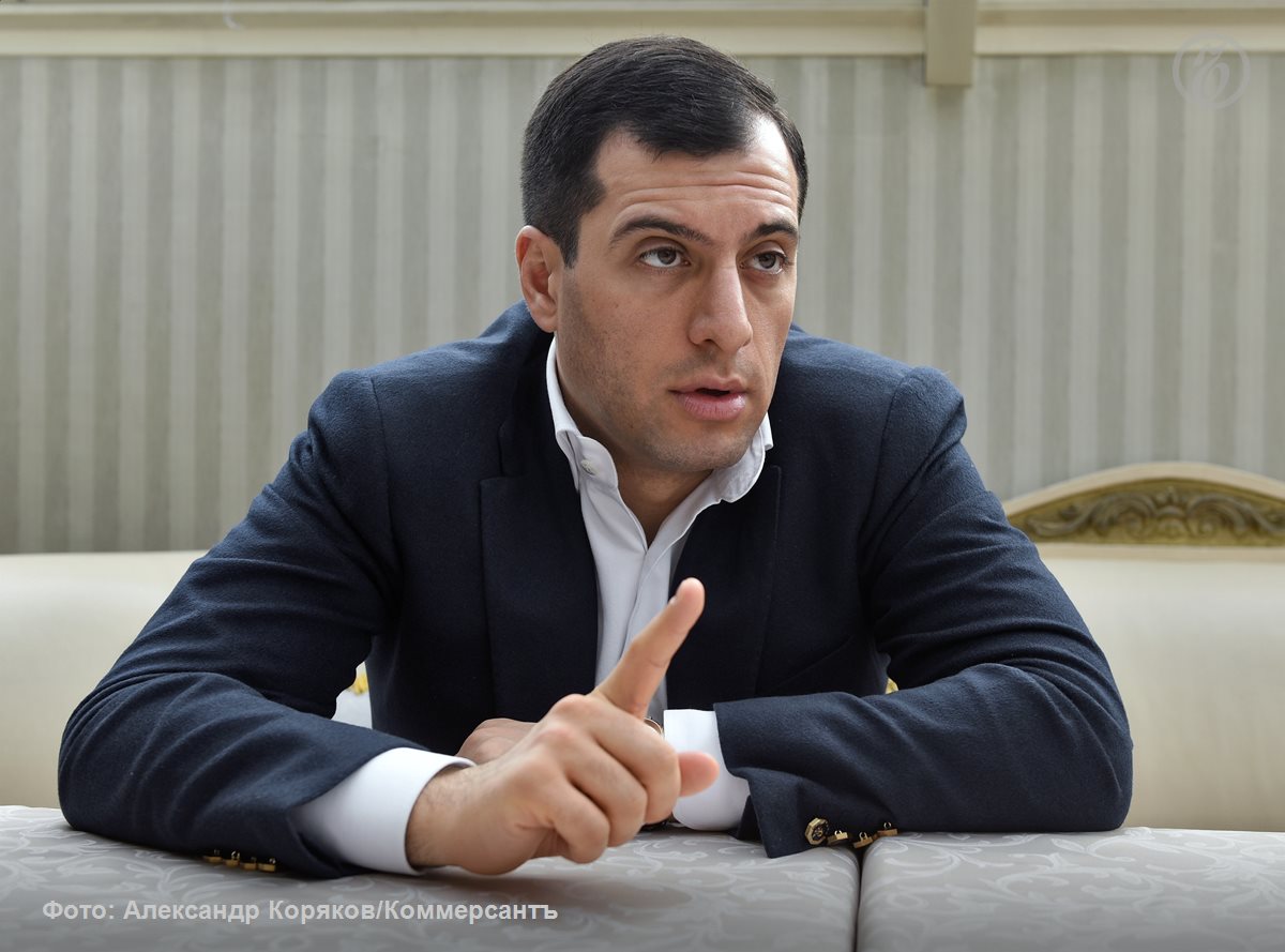 Экс заместитель руководителя управления Росреестра по Санкт Петербургу Борис Авакян сбежал из здания Кронштадтского районного суда в перерыве во время слушания Информацию Ъ СПб подтвердили в объединенной пресс службе городских судов Сейчас его разыскивают правоохранительные органы Бывший чиновник был одним из фигурантов дела об уклонении от уплаты таможенных сборов на сумму более 4 2 млрд руб В августе текущего года господин Авакян заключил контракт на участие в СВО в связи с чем производство в отношении него было приостановлено Как стало известно Ъ СПб сегодня в суд поступило ходатайство о возобновлении дела в связи с расторжением этого контракта Подписывайтесь на Ъ Оставляйте бусты