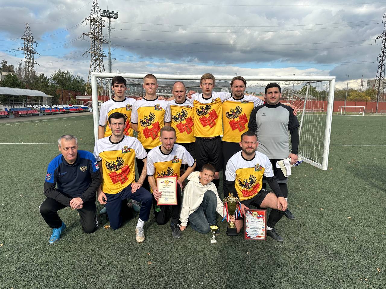 Сегодня на стадионе Академии футбола прошёл Традиционный турнир по футболу посвящённый Дню народного единства России   Организатором выступил Лезгинский культурный центр Краснодарского края и собрал более 10 команд Каждая команда играла с душой ведь сегодня речь шла не только о победе но и о дружбе единстве и силе командного духа Команда администрации города Краснодара вновь собрала всю волю в кулак и уверенно заняла первое место Поздравляю наших победителей спасибо за отличную игру спортКРД