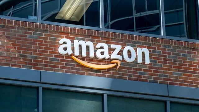Amazon уволит 30 тысяч сотрудников из за внедрения ИИ Amazon готовится сократить 30 тысяч офисных работников почти 10 корпоративного штата Всего в компании трудятся 1 55 млн человек Это крупнейшее увольнение со времен 2022 года когда ликвидировали 27 тысяч должностей сообщает Daily Mail Сокращения начнутся во вторник и затронут отделы по работе с персоналом клиентские сервисы и операционные подразделения Руководителям уже выдали инструкции как сообщать новости сотрудникам По словам гендиректора Энди Джасси Amazon сокращает штат потому что искусственный интеллект берет на себя часть задач и меняет саму структуру работы Массовые сокращения продолжаются по всей стране Target увольняет 1 8 тыс человек Intel 25 тыс За год число увольнений в США выросло на 140 сильнее всего пострадали IT компании Подписывайтесь Телеграм ЧЕРЕДОВ Нью Йорк Youtube канал БЮРО