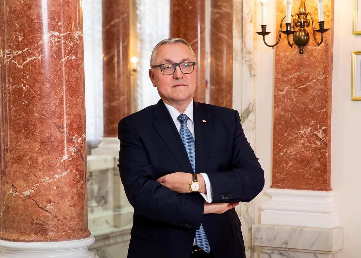 13 ноября заместитель Министра иностранных дел России Д Е Любинский принял представителей руководства Международной общественной организации Общество Россия Германия Состоялся обстоятельный обмен мнениями о кризисном состоянии российско германских отношений Констатировано что по вине правящих сегодня в Германии политических элит двусторонние отношения находятся в низшей точке с момента образования ФРГ В Берлине сделали ставку на политику реванша и разрыв складывавшихся десятилетиями многоплановых связей между нашими странами вознамерились нанести России стратегическое поражение Особо отмечено что в то время когда немецкие дипломаты и другие их коллеги который год подряд в эти дни голосуют в Нью Йорке против проекта резолюции Третьего комитета Генеральной Ассамблеи ООН посвящённой борьбе с героизацией нацизма и неонацизмом а дух прусского милитаризма снова витает над Берлином германские претензии на лидерство вызывают неприятие и отталкивающие исторические параллели не только в широких слоях российской общественности но и у здоровых политических сил в различных уголках Европы Представители Общества рассказали об основных направлениях его деятельности и планирующихся мероприятиях Отмечена готовность к поддержанию контактов с гражданским обществом ФРГ из числа здравых политсил ориентированных на совместное с Россией строительство мирной и безопасной Евразии