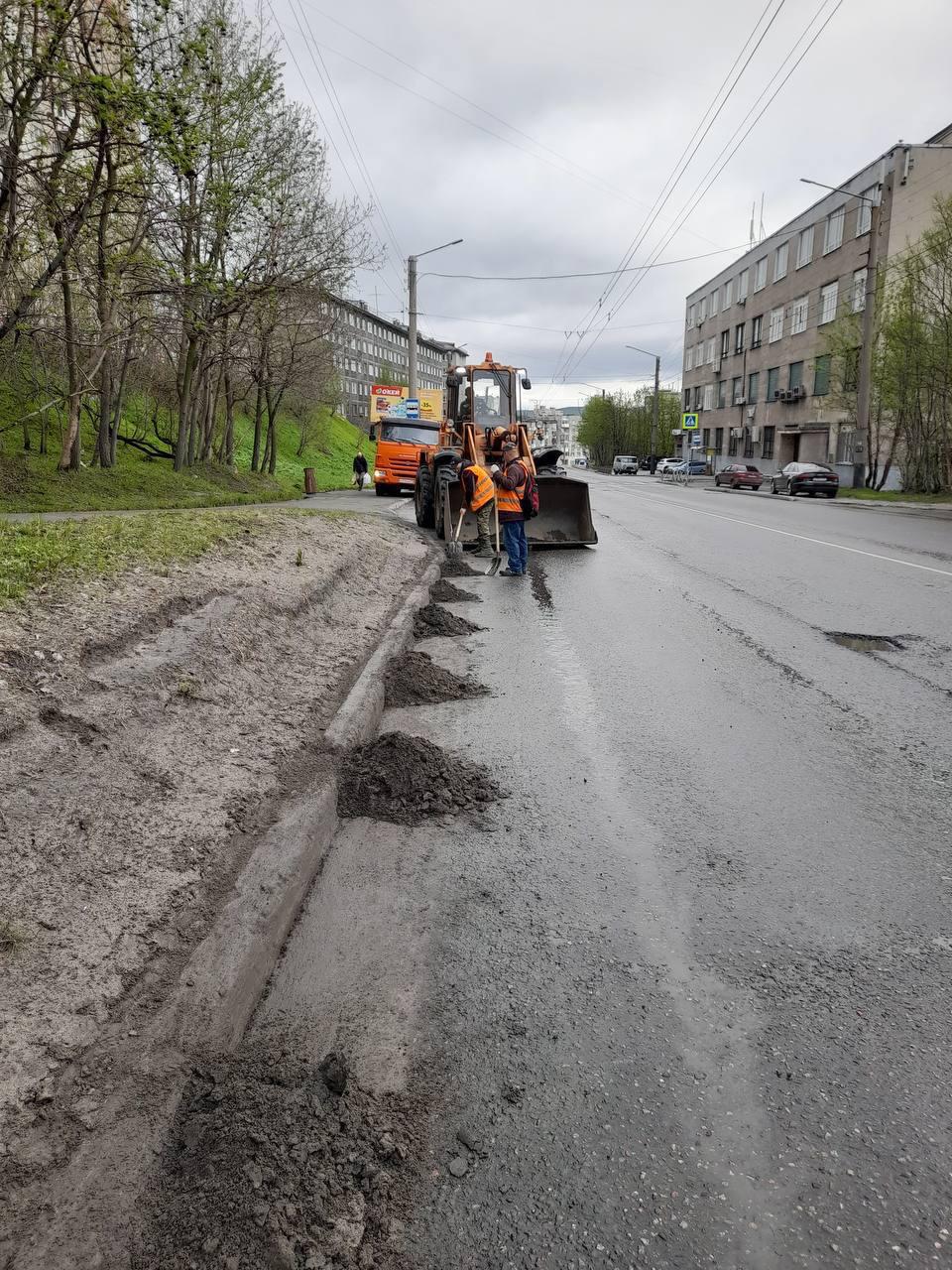 С улиц Мурманска вывезли свыше 2,5 тыс. кубометров смета с момента начала весенних уборочных работ Уборка ведется круглосуточно в две смены, сообщил глава города Юрий Сердечкин в своем телеграм-канале. Задействованы три вакуумные подметально-уборочные машины, три вакуумно-уборочные машины для очистки тротуаров, два уборочных прицепа элеваторного типа марки "Бродвей". В ручной уборке задействованы 202 работника. Фото: Юрий Сердечкин / ТГ Подпишись — Вести Мурман