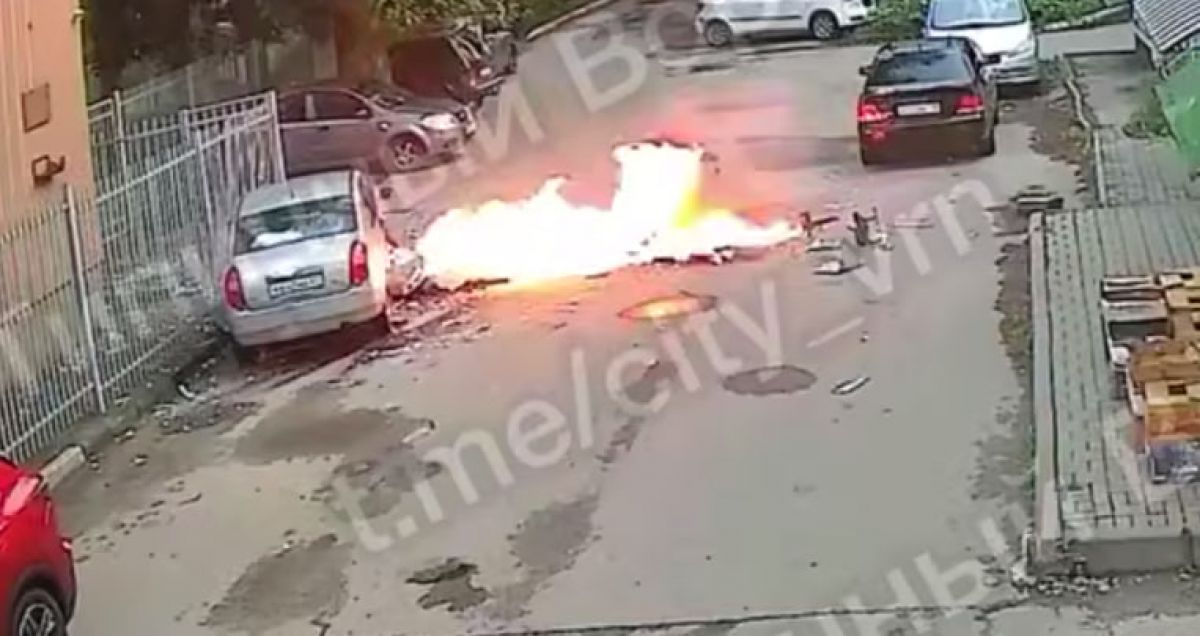 Камеры видеонаблюдения запечатлели момент прилета БПЛА по автомобилю в Воронеже На кадрах видно, как БПЛА врезается в автомобиль и падает рядом с ним, после чего вспыхивает. Взрыва не последовало, однако на месте падения начался сильный пожар. Пострадал ли кто-то из местных жителей в момент удара — неизвестно. ↗ Прислать новость Подписаться