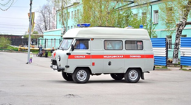В Сорочинске подросток загорелся из-за пролитого бензина Несчастный случай произошёл из-за неосторожного обращения с бензином. 14-летний мальчик пытался заправить самодельный велосипед с двигателем и облился топливом. Оно воспламенилось при запуске двигателя. Ребёнок получил ожоги 2-3 степени. Врачам удалось помочь пострадавшему, он находится в больнице, сейчас его жизнь вне опасности. Полиция проводит проверку. Оренбуржье