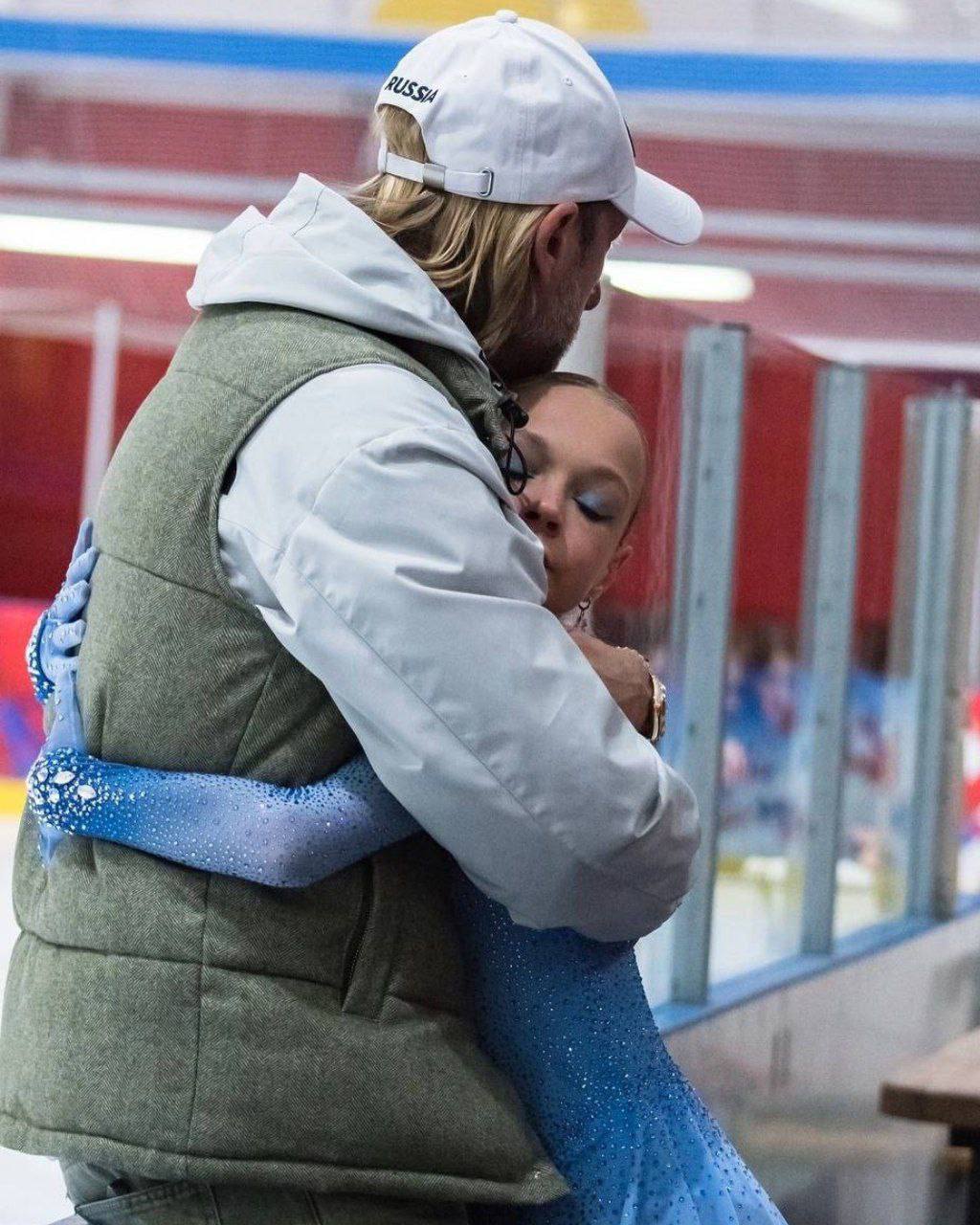 Евгений Плющенко отказался от воронежской фигуристки Елены Костылёвой Тренер прекратил сотрудничество с 14 летней фигуристкой так как не может пойти на условия лишенные здравого смысла Видит Бог что я и вся наша команда боролась за неё до конца Мы терпели уступали шли навстречу закрывали глаза и уши но как оказалось не всё зависит иногда от спортсмена и тренера и всей команды написал Евгений Плющенко Кстати до Плющенко Лена Костылёва тренировалась у Этери Тутберидзе и там совместная работа тоже закончилась скандалом Новым тренером девушки стала Софья Федченко Большой воронежский Подписаться И на всякий в Maх