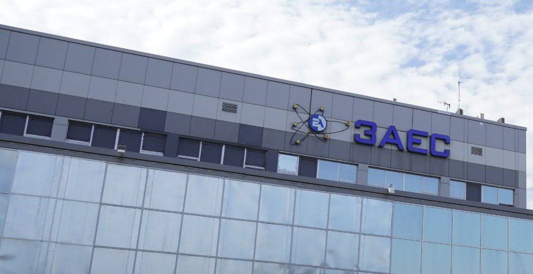 Восстановить работу Запорожской АЭС сейчас невозможно, заявил глава МАГАТЭ Рафаэль Гросси агентству Reuters. Он отметил, что для возобновления работы АЭС необходимо будет перекачать воду из Днепра и тщательно проверить оборудование, не функционирующее с начала конфликта. Гросси отметил, что специалисты из России технически способны обеспечить перезапуск, но вопрос их сертификации носит политический характер. Ранее NYT сообщала, что Россия строит линии электропередач, чтобы подключить Запорожскую АЭС к своей энергосистеме. Снимки со спутника говорили о плане России по перезапуску атомной электростанции в свою пользу, подчеркивало издание.