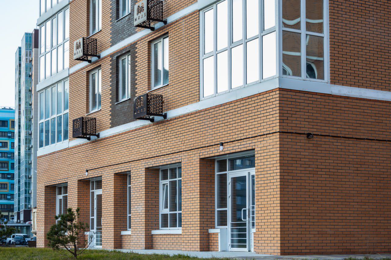 Мэрия Владивостока выкупит новый детсад на Патрокле за 201 млн рублей Городские власти приобретают у застройщика новое помещение под детский сад в районе Патрокл Учреждение будет рассчитано на 90 воспитанников и разместится в новостройке где зона для дошкольников была предусмотрена ещё на этапе проектирования Сейчас в помещениях завершается косметический ремонт Сдать объект планируют в 2026 году На выкуп здания уже выделено 201 4 млн рублей из городского бюджета Источник prim rbc Реклама Подписывайтесь на NEWSVL