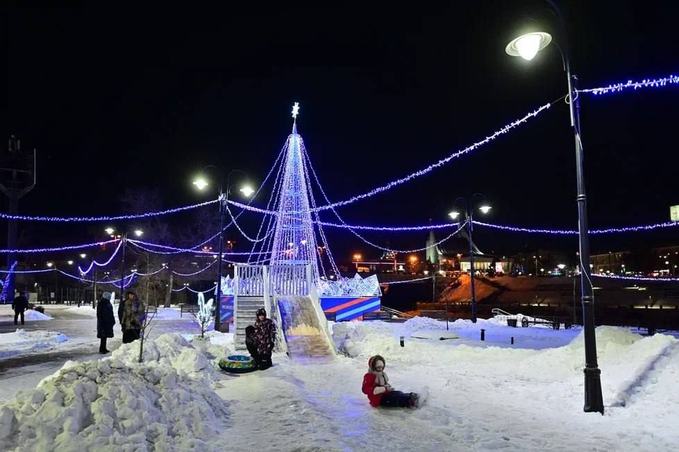 Ледяные скульптуры и яркие огни Омский НПЗ украсил городские пространства к Новому году В преддверии Нового года сквер Алтунина на набережной Оми стал точкой притяжения для горожан Это одна из самых красивых праздничных локаций города Сказочную новогоднюю атмосферу создают 11 метровая елка декорированная гирляндами и световые фигуры в форме символа наступающего года лошади Деревья вокруг обрамлены декоративной подсветкой создавая новогоднее настроение всем посетителям Праздничные пространства появились в рамках программы социальных инвестиций Родные города компании Газпром нефть Также преобразился сквер Молодоженов где установили скульптуры Деда Мороза и Снегурочки и детскую горку и Советский парк здесь появился ледяной замок с горками и фигурами с поздравлениями Подробнее в нашем материале