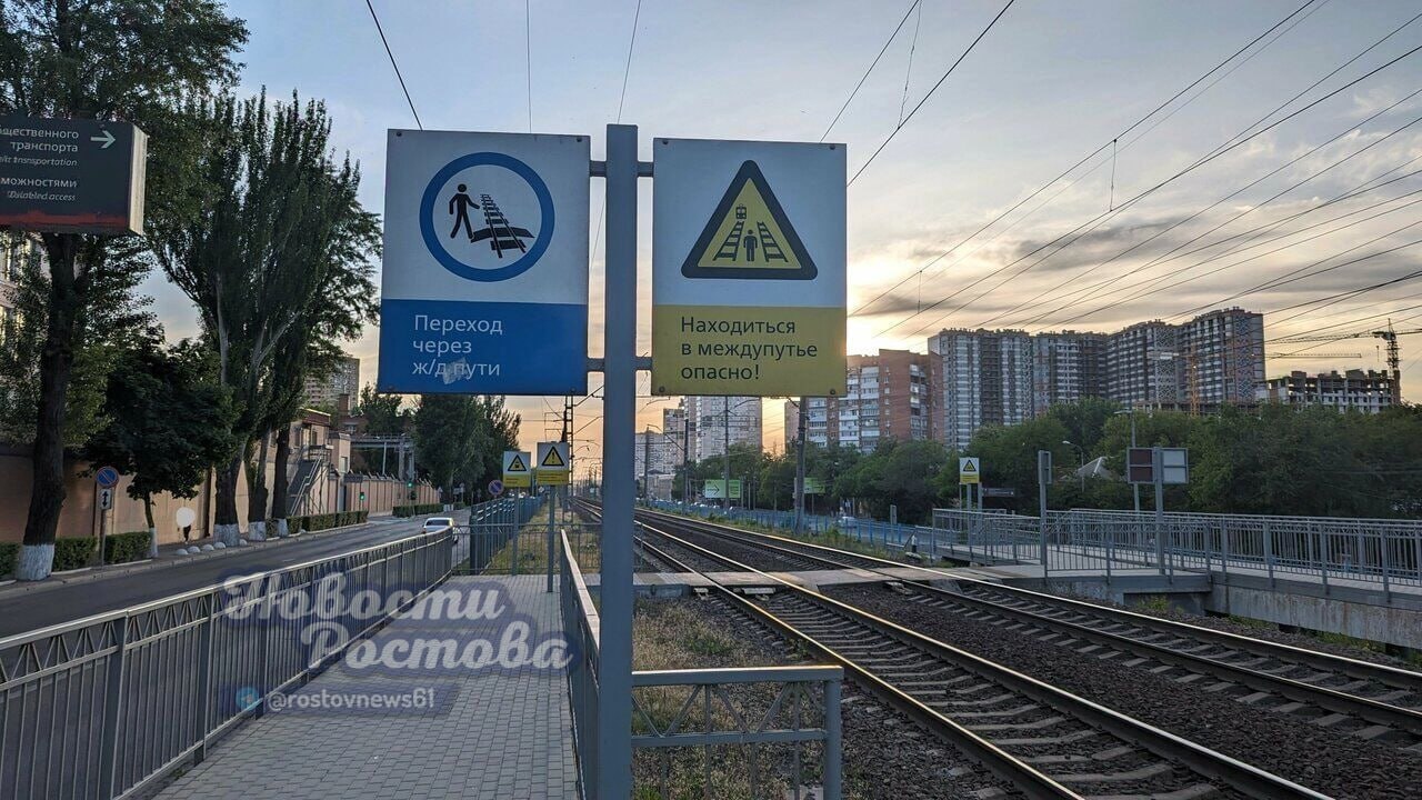 Скончался до приезда скорой: поезд насмерть сбил мужчину в Ростове-на-Дону  В Ростове поздно вечером 31 июля произошла трагедия на железнодорожных путях на улице Нансена. Там поезд насмерть сбил мужчину, пишут СМИ, ссылаясь на собственный источник.    По данным «Дон24», инцидент произошел в районе железнодорожной станции «Проспект Октября» на пересечении проспекта Михаила Нагибина и улицы Нансена. Уточняется, что на вид погибшему было примерно 30 лет. На место происшествия выехала карета скорой помощи, однако травмы мужчины оказались несовместимы с жизнью: он скончался до приезда медиков.   Подписаться на "Новости Ростова"    Прислать новость