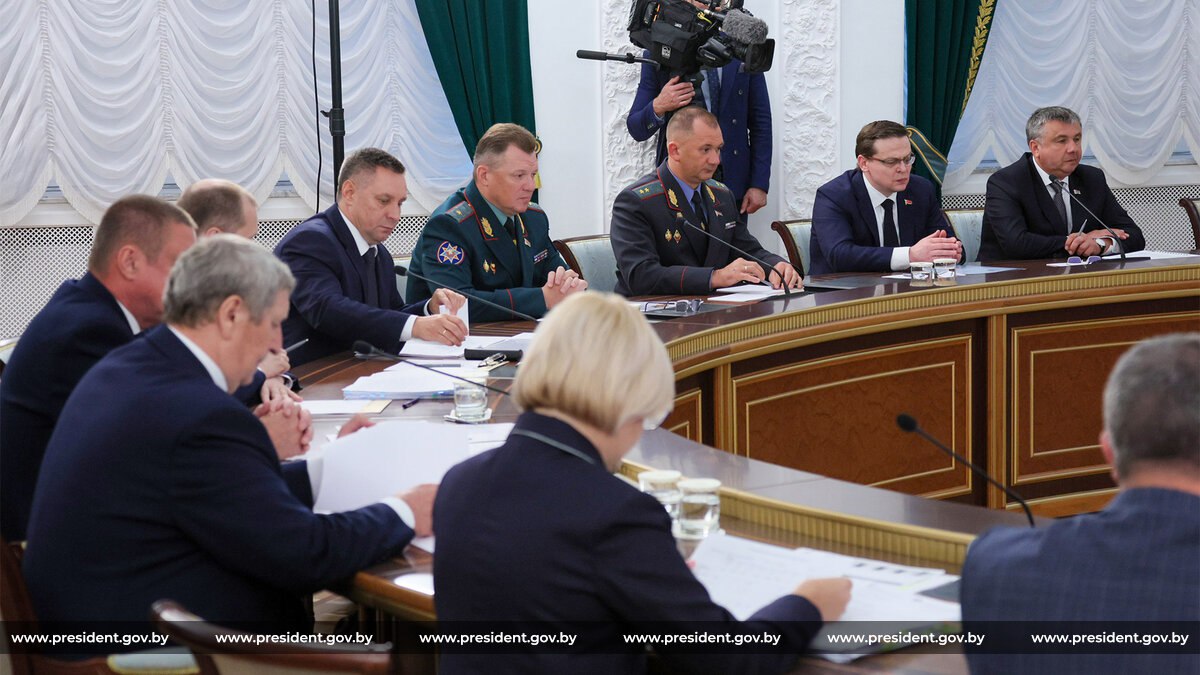 Заместитель Генерального прокурора Республики Беларусь Максим Воронин принял участие в совещании у Президента Республики Беларусь по вопросам уборочной кампании 2025 года. В ходе мероприятия обозначены проблемы, согласованы подходы к их решению и выработана стратегия уборочной кампании в текущем году. Глава государства отметил, что «решающее значение имеет четкая организация работ. Государство для проведения успешной уборочной кампании сделало все возможное. Поэтому от всех – от руководителя до механизатора – требуется максимальная отдача». Генеральная прокуратура, Комитет государственного контроля и Министерство внутренних дел проинформировали Президента о том, что в некоторых регионах выявлены недостатки в подготовке к уборочной страде: неисправность комбайнов и зерносушильных комплексов.