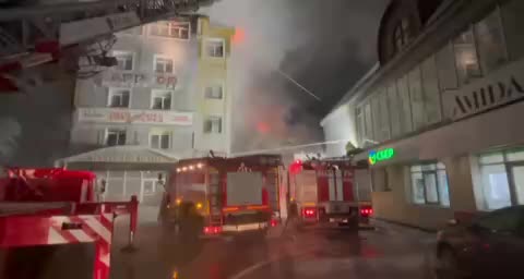 Продолжается тушение пожара в ТЦ Баянгол с участием МЧС