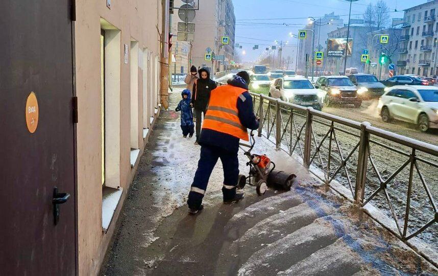 В Петербурге борются с последствиями снегопадов  Минувшей ночью город накрыло снегопадом. Вице-губернатор Северной столицы Евгений Разумишкин рассказал в своем Телеграм-канале, как коммунальные службы справляются с расчисткой дорог от снега.  Специалисты оперативно перешли на прометание дорог и магистральных улиц города. Так, с самого утра на работу вышли около 820 единиц техники, включая средства малой механизации и тысяча работников ручного труда.  Во дворах трудится 8964 дворника с учетом управляющих компаний, порядка 1040 единиц уборочной техники с привлечением 707 средств малой механизации.   "За прошедшую ночь выпало 3,5 см снега и на данный момент снежный покров достигает уже почти пять сантиметров", – добавил Евгений Разумишкин в своем сообщении.