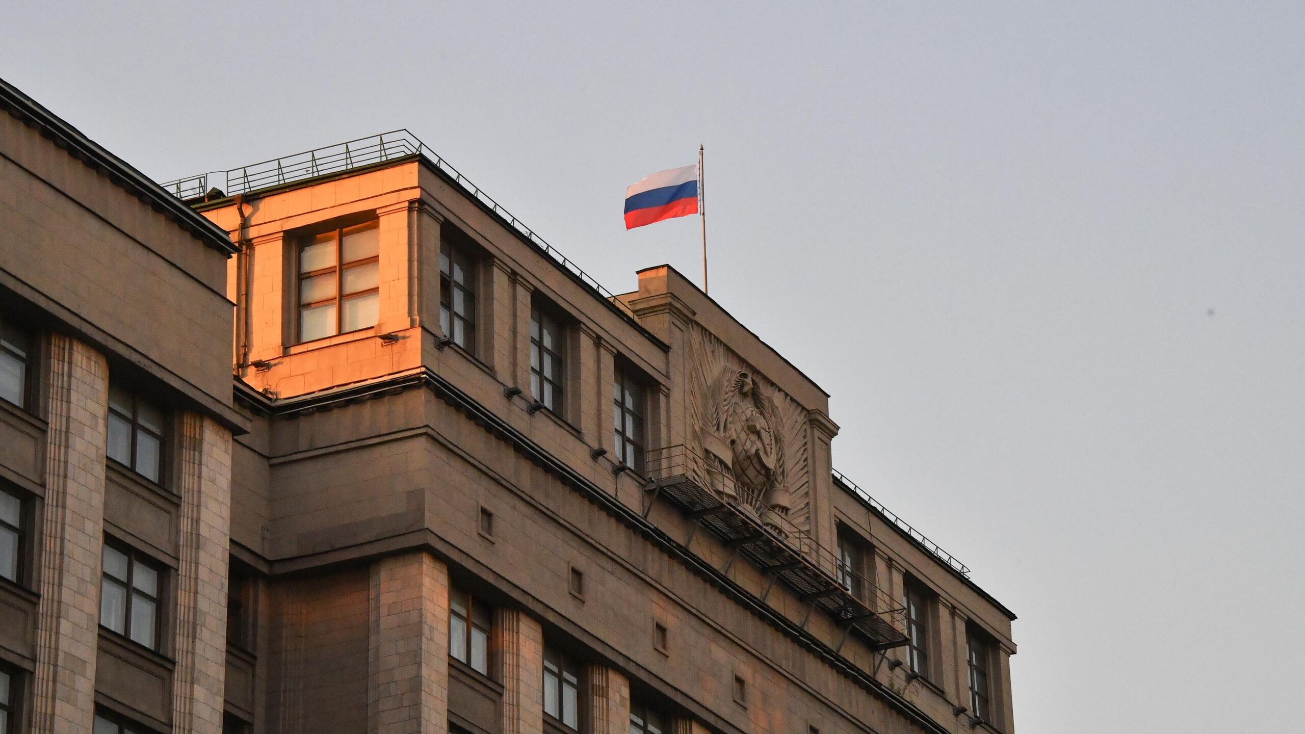 В Госдуму внесен законопроект о временных ограничительных мерах в отношении лиц находящихся за пределами РФ и уклоняющихся от исполнения наказания соответствующий проект размещен в думской электронной базе О временных ограничительных мерах в отношении лиц находящихся за пределами Российской Федерации и уклоняющихся от исполнения наказания сказано в думской электронной базе Глава комиссии ГД по расследованию фактов вмешательства иностранных государств во внутренние дела РФ Василий Пискарев отмечал что речь идет о лицах которые признаны виновными в совершении уголовных преступлений или административных правонарушений по шести статьям КоАП РФ за невыполнение предписаний Минюста об устранении нарушений закона об иноагентах нарушение порядка деятельности иноагента призывы к нарушению территориальной целостности РФ призывы к введению санкций против РФ дискредитацию Вооруженных Сил РФ участие в деятельности нежелательной организации