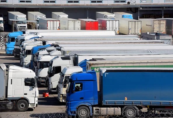 Продажи полуприцепов в РФ за январь сентябрь упали на 60 Продажи новых полуприцепов в России по итогам января сентября снизились на 60 2 год к году до 14 46 тыс штук свидетельствуют данные Национального агентства промышленной информации НАПИ Еще более негативная динамика отмечается в сентябре минус 62 7 в годовом выражении и минус 6 1 относительно августа Падение рынка новых полуприцепов по сути коррекция после аномального объема продаж тягачей и полуприцепов усиленная жесткой денежно кредитной политикой поясняет директор по закупкам транспортных услуг FM Logistic в России Эдуард Миронов Дмитрий Бабанский из SBS Consulting вторит что реализация новых тягачей в РФ за девять месяцев сократилась на 60 Повышение утилизационного сбора в прошлом году вероятнее всего спровоцировало волну закупок новых полуприцепов снизив показатели реализации текущего отмечает советник управляющего фонда Индустриальный код Максим Шапошников Грузовой транспорт почти всегда приобретается в лизинг или кредит добавляет господин Миронов а при текущих ставках лизинговые платежи достигают 20 25 годовых что делает покупку новой техники экономически нерентабельной Компании заморозили инвестиционные программы и перешли в режим ремонтировать а не покупать поясняет он Аналогичного мнения придерживается Максим Шапошников рост ключевой ставки в конце 2024 года сделал лизинг новых полуприцепов непривлекательным Также на рынке сказывается фактор обновления то есть срок службы полуприцепа говорит Эдуард Миронов Если по тягачам автопарки привыкли считать километры пробега по рефрижераторным установкам моточасы то к полуприцепам такие категории неприменимы отмечает он В полуприцепе важны оси и отсутствие ржавчины Если коррозии нет электрика в порядке а оси своевременно обслужены то такой полуприцеп может эксплуатироваться не один десяток лет рассказывает топ менеджер