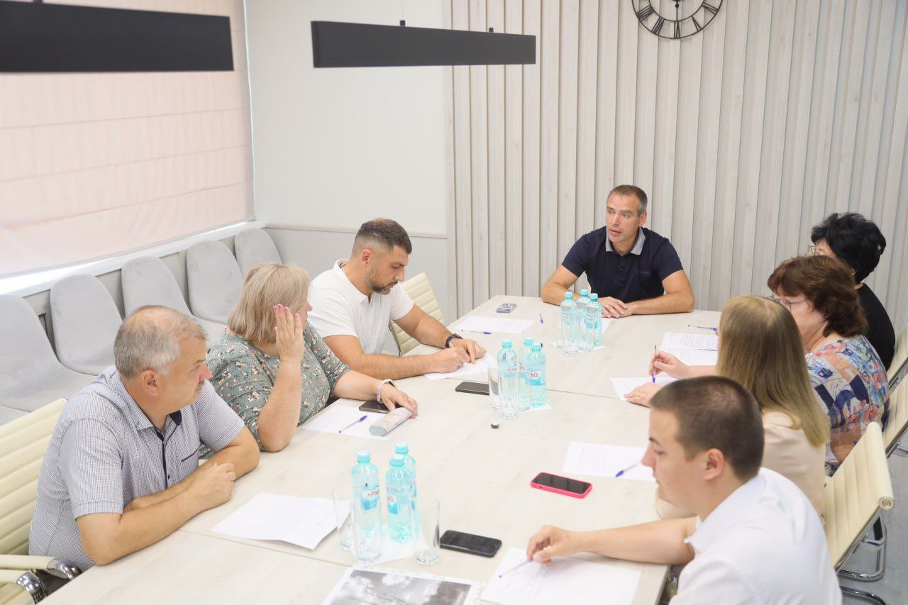 Депутат Сергиево-Посадского окружного Совета Андрей Саакян, представляющий фракцию «Единая Россия», назначен заместителем председателя муниципального депутатского Комитета по благоустройству, транспорту и дорожному хозяйству.   Об этом стало известно в ходе последнего заседания Комитета.  Коллеги народного избранника отметили активность, неравнодушие и желание вникать во все проблемы, связанные с благоустройством, что может пойти на благо работе местной законодательной власти.  Первой инициативой, с которой выступил новый зампред, стало упорядочивание подъезда к лесопарку «Загорское море» – улица 2-ая Лесная в Семхозе не позволяет безопасно разминуться автомобилям и пешеходам. По итогам обсуждения с участием заместителя главы окружной администрации Андреем Досавицким было решено в ускоренном порядке установить «лежачие полицейские» и знаки ограничения максимальной скорости.  Ещё один вопрос, стоявший на повестке дня, касался поиска новой базы для техники МБУ «Благоустройство». Окружной депутат Сергей Захаров, возглавляющий эту организацию с прошлой недели, считает целесообразным возвращение учреждения в промзону на улице Пограничная.  Присутствовавшая на заседании председатель Совета депутатов, секретарь местного отделения партии «Единая Россия» Рита Тихомирова, инициировала обсуждение строительства детской площадки в деревне Хомяково.  Депутат Лариса Иванова, представляющая «Единую Россию» и окрестности села Шеметово, в ходе работы комитета представляла интересы жителей деревни Кузьмино, которым не хватает полноценного тротуара, ведущего к автобусной остановке.  Участники дискуссии договорились поискать оптимальный и безопасный вариант решения проблемы, а также источники финансирования.