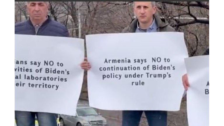 В Армении у посольства США прошла акция протеста против американских биолабораторий     Они обратились к администрации Трампа, занявшей жесткую позицию в отношении "биологических экспериментов", с требованием приостановить работу действующих в Армении 13 биолабораторий. ƃℾ   подписаться  прислать новость