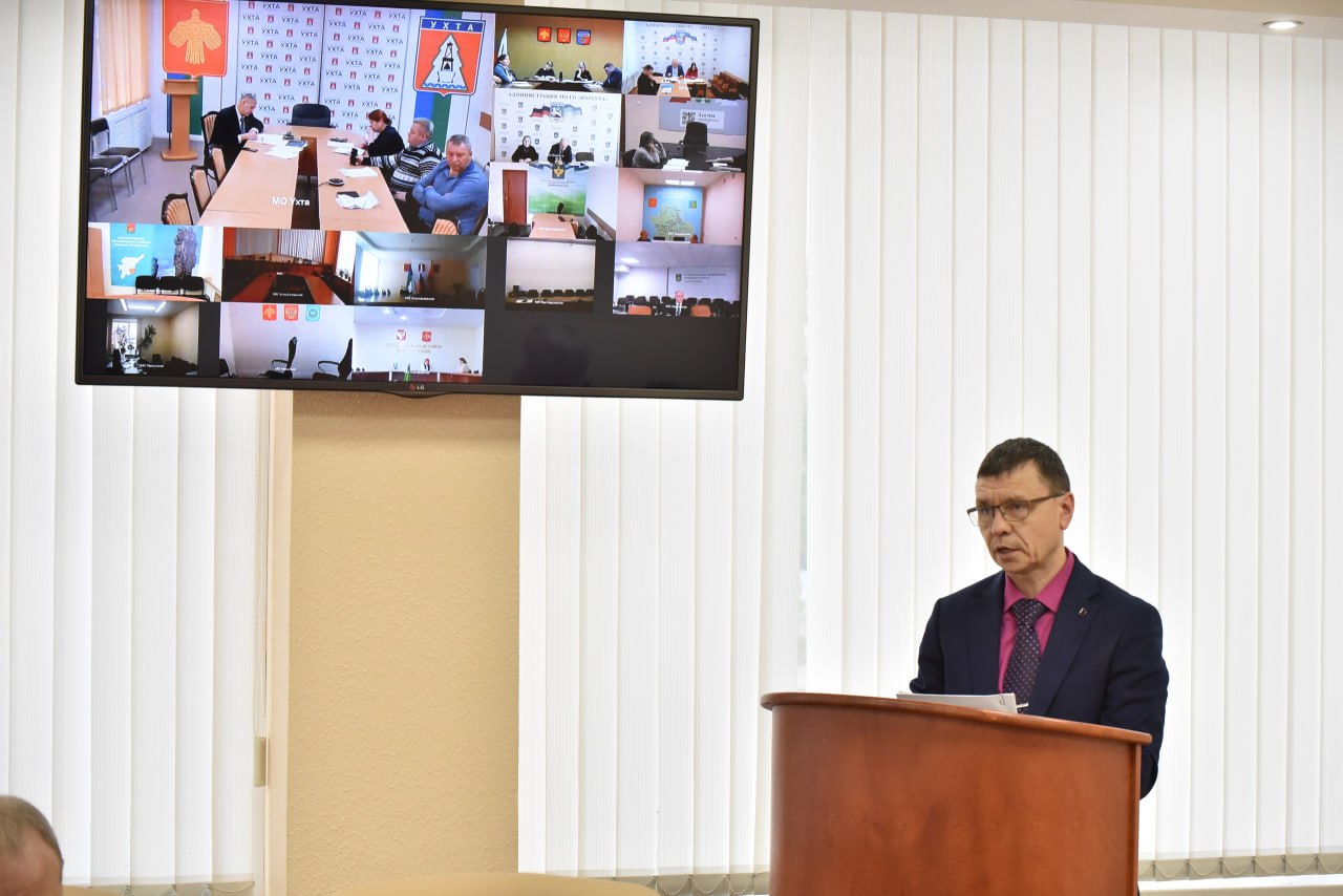 Собачий вопрос За последние три года во многих муниципалитетах наблюдается положительная динамика по снижению численности безнадзорных животных однако полностью переломить ситуацию пока не удалось Это признал на встрече с депутатами Госсовета замминистра сельского хозяйства Андрей Белых Муниципалитеты указывают на ряд проблем недостаточное финансирование отсутствие организаций по отлову и содержанию безнадзорных животных отсутствие обязательного учета и регистрации домашних животных их владельцами объективные трудности с привлечением владельцев к административной ответственности за бесконтрольный самовыгул животных подкармливание гражданами животных и т д В муниципалитетах также указывают на подорожание услуг на отлов Кроме того продолжают поднимать муниципалитеты также вопрос о включении в представляемую субвенцию на отлов и содержание безнадзорных животных средств на содержание приютов Наибольшее число безнадзорных животных сейчас сконцентрировано среди городов в Сосногорске среди сельских районов в Сыктывдинском В то же время подчеркнул Белых в Усинске за три года снижение в 2 5 раза Ухте в 3 раза Усть Куломском районе в 8 раз в Воркуте работа практически сведена к отлову потерявшихся животных По информации Минсельхоза за истекший период 2025 года отловлено 983 животных выпущено в места обитания 418 передано владельцам 137 оставлено в приюте 289 В 2026 году запланировано к отлову 2860 особей