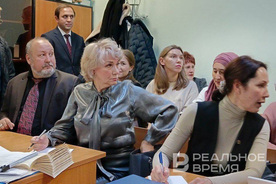 Это месть за оправдательный приговор как адвокат и блогер из Казани правосудию мешали Процесс по делу о профессиональных рисках защиты стартовал со скандала адвокатам слушателям не хватило мест судье заявили отвод Является ли огласка сведений об увольнении из МВД и освобождении от уголовной ответственности вмешательством в частную жизнь Может ли ознакомление адвоката с делом своего клиента быть частью преступного умысла а оправдательный вердикт присяжных основанием для преследования На эти вопросы предстоит ответить суду Казани где вчера стартовал процесс над казанским блогером Искандером Сираджи и адвокатом Инной Барлевой О важности процесса для юридического сообщества говорит тот факт что на защиту казанской коллеги встал эксперт Федеральной палаты адвокатов РФ а поддержать ее пришли один из оправданных клиентов и три десятка профессиональных защитников Подпишитесь на Реальное время в МАХ Telegram Дзен