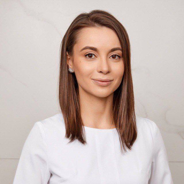 Без изменения оставлен приговор суда первой инстанции в отношении врача пластического хирурга Екатерины Лонской Как сообщалось ранее она признана виновной по ч 2 ст 118 УК РФ причинение тяжкого вреда здоровью по неосторожности совершенное вследствие ненадлежащего исполнения лицом своих профессиональных обязанностей и приговорена к 11 месяцам лишения свободы с отбыванием наказания в колонии поселении с лишением права заниматься врачебной деятельностью на 2 года 6 месяцев Установлено что врач пластический хирург Лонская в октябре 2023 года исполняя ненадлежащим образом свои профессиональные обязанности при проведении эстетической операции в частной клинике допустила дефекты лечения и диагностики которые в совокупности явились причиной формирования и развития патологического процесса что привело к стойкой утрате зрительной функции и значительной стойкой утрате общей трудоспособности которые квалифицируются как тяжкий вред здоровью При этом при правильном и своевременном оказании медицинской помощи женщине со стороны врача пластического хирурга Лонской наступления слепоты и стойкой утраты общей трудоспособности возможно было избежать Приговор вступил в законную силу