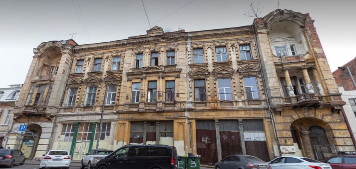 Суд из за Дома с ангелами власти Ростова требуют с подрядчика 11 млн рублей В Арбитражном суде Ростова началось противостояние из за реставрации Дома с ангелами на Московской 72 Город и подрядчик подали друг на друга встречные иски Власти требуют с Федерального государственного унитарного предприятия Центральные научно реставрационные проектные мастерские ФГУП ЦНРПМ 11 1 млн рублей неустойки Контракт был расторгнут из за срыва сроков и полного прекращения работ Однако подрядчик с этим не согласен ФГУП ЦНРПМ подало встречный иск требуя признать расторжение договора незаконным Своих финансовых требований к городу реставраторы не предъявляют Первое заседание по этому делу назначено на 8 декабря 2025 года Теперь арбитражному суду предстоит разобраться кто прав в этом конфликте domostroyrf