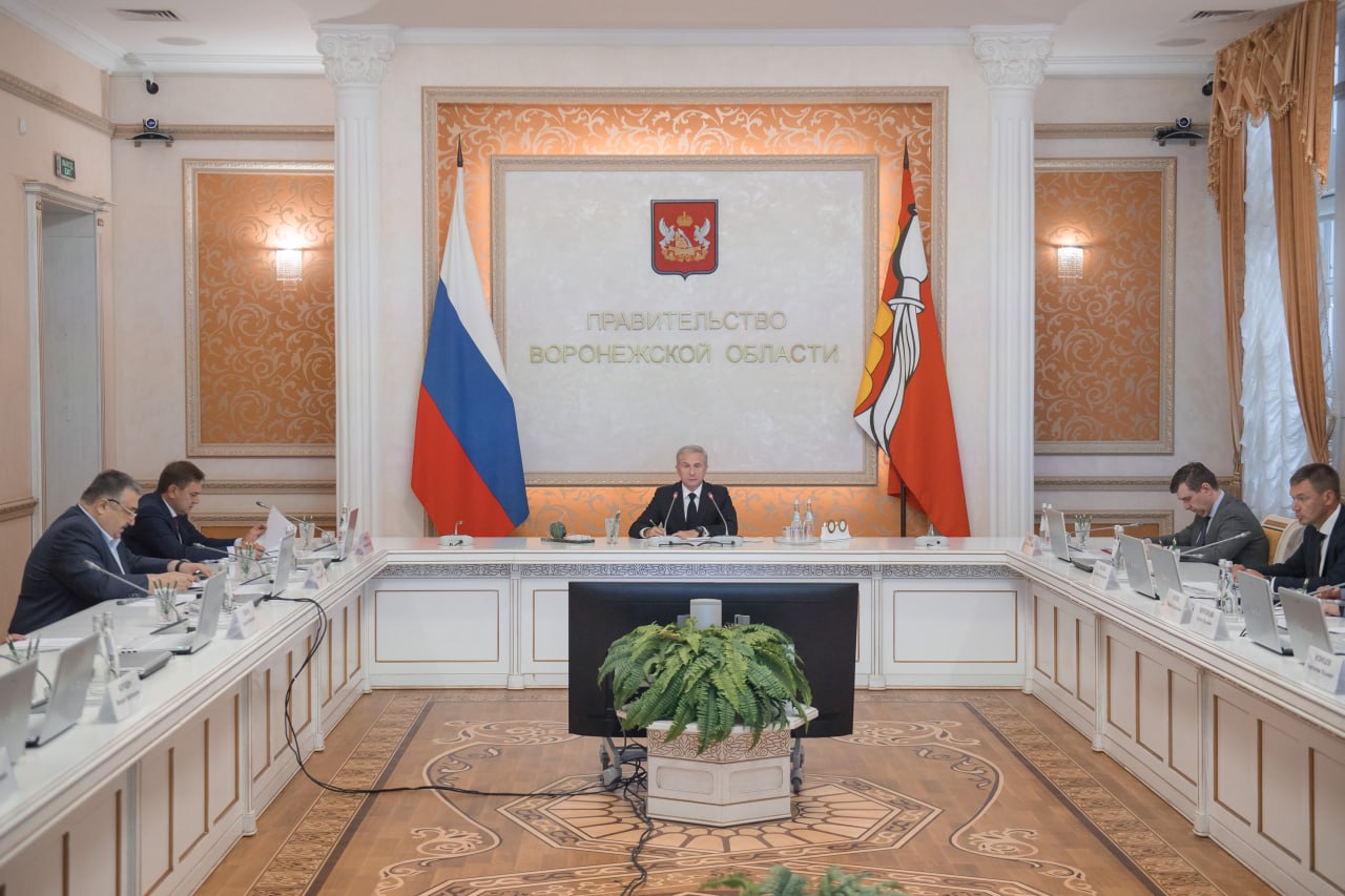 Сергей Трухачев поручил усилить контроль за реализацией программ профилактики ожирения у детей  О предпринимаемых мерах по профилактике избыточной массы тела и ожирения среди детей и подростков на совещании в облправительстве доложил руководитель регионального минздрава Игорь Банин.   Подписано четырёхстороннее соглашение «Большая перемена здоровья» между министерствами здравоохранения, образования, физической культуры и спорта, а также управлением образования и молодёжной политики Воронежа.   Разработан «План мероприятий по профилактике избыточной массы тела и ожирения у детей и подростков Воронежской области на 2025–2026 учебный год».   Проект реализуется в шести пилотных школах и трёх муниципальных районах — Бобровском, Бутурлиновском и Новохопёрском.  Одно из приоритетных направлений — организация здорового школьного питания. В пилотных школах будут проводиться мастер-классы по приготовлению блюд по принципам сбалансированного питания. Меню для школьников будет пересмотрено с учётом калорийности, водного режима и основ правильного питания.   Во втором полугодии 2026 года планируется масштабировать проект на весь регион.  — Нужно четко следовать тем федеральным и региональным программам, которые реализуются в этом направлении, внимательно следить за ходом их исполнения. Особое значение имеет контроль за расходованием средств, в том числе на питание, — отметил Сергей Трухачев.   Подробнее:      Правительство Воронежской области   Поддержка канала