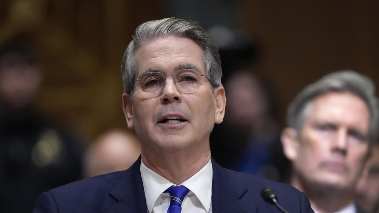 Сделка о продаже приложения TikTok американским инвесторам была успешно согласована между Китаем и США сообщил министр финансов США Бессент В ходе разговоров в Куала Лумпуре мы завершили обсуждение соглашения с TikTok и получили одобрение от китайской стороны Я ожидаю что окончательное решение будет принято в течение ближайших недель и месяцев Он также добавил что обе страны пришли к соглашению о однолетней приостановке экспортных ограничений введенных Китаем на поставки редкоземельных металлов в Соединенные Штаты Это стало настоящим противостоянием между Китаем и остальным миром однако нам удалось достичь соглашения о годичной паузе в обмен на ряд уступок которых добивался Пекин