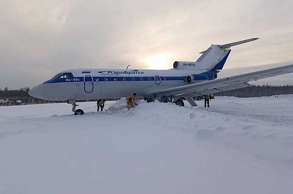 Самолет Як-40 выкатился за пределы ВПП при посадке в Якутии  Самолет Як-40 авиакомпании "Аэробратск" выкатился за пределы взлетно-посадочной полосы при посадке в аэропорту Олекминска в Якутии. Якутской транспортной прокуратурой организована проверка по факту авиационного события. Об этом сообщает AVIA.RU со ссылкой на данные Восточно-Сибирской транспортной прокуратуры.  "Сегодня, 10 декабря 2024 года, примерно в 12:00 час.  местное время , воздушное судно Як-40 авиакомпании «Аэробратск», следовавшее рейсом Братск – Олекминск, при посадке в аэропорту г. Олекминска Республики Саха  Якутия  выкатилось за пределы взлетно-посадочной полосы", – отмечается в сообщении прокуратуры.  Пострадавших нет. Обстоятельства происшествия устанавливаются  aviaru.net/n278507