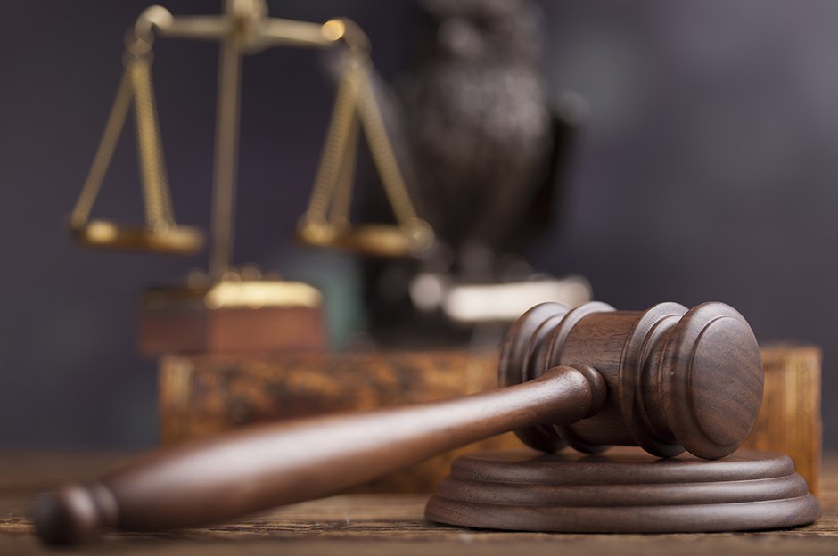 Суд прекратил деятельность магазина Пивко в Благовещенске по продаже алкоголя на розлив Он систематически нарушал требование законодательства Благовещенский городской суд рассмотрел иск прокуратуры города о прекращении деятельности ИП Давыдова А В осуществлявшего розничную продажу алкогольной продукции на розлив в магазине Пивко расположенном в многоквартирном доме на ул Зейской 269 В суде было установлено что предприниматель систематически нарушал требования законодательства запрещающие продажу алкоголя на розлив в объектах расположенных в многоквартирных домах Несмотря на неоднократные предостережения и привлечение к административной ответственности нарушения продолжались Изучив материалы дела суд пришел к выводу что деятельность магазина создает угрозу жизни и здоровью граждан нарушает их право на благоприятную среду обитания и негативно влияет на нравственность При таких обстоятельствах суд постановил прекратить деятельность ИП Давыдова А В по розничной продаже алкогольной продукции на розлив в указанном помещении