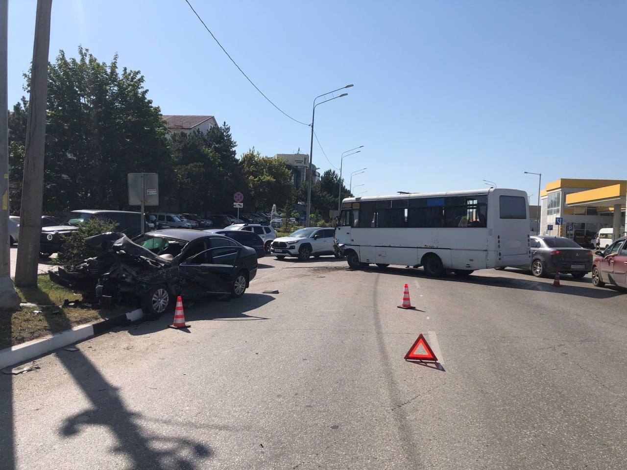 Автобус с пассажирами попал в ДТП в Симферополе. Авария случилась сегодня утром на улице Бородина. Водитель общественного транспорта, в котором было 10 пассажиров, не уступил дорогу иномарке, из-за чего произошло ДТП, рассказали в Госавтоинспекции Крыма. Пострадал водитель легковушки, его доставили в больницу. Правоохранители устанавливают обстоятельства происшествия.