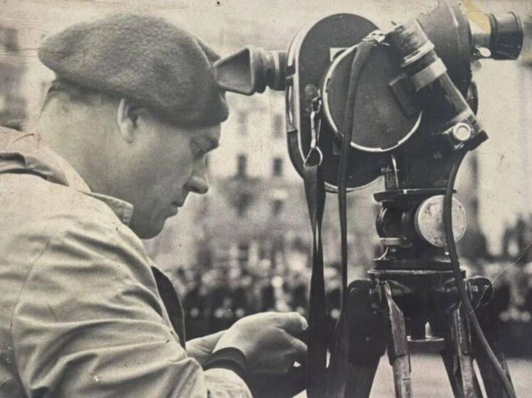 Одну из старейших киностудий страны возродят в Хабаровске В Хабаровске возобновляет работу Дальневосточная киностудия основанная в 1923 году В советское время она выпускала до 15 фильмов в год но в 2000 х работа остановилась Теперь студию превратят в центр киноиндустрии региона Работа над сценарием первого игрового фильма уже началась его планируют выпустить к 2029 году Также студия будет проводить фестивали показывать архивные ленты запустит курсы для киноспециалистов и станет базой практики для студентов местного филиала ВГИКа Источник AmurMedia Прислать новость yaroslav egorovich Подписывайся на MAX