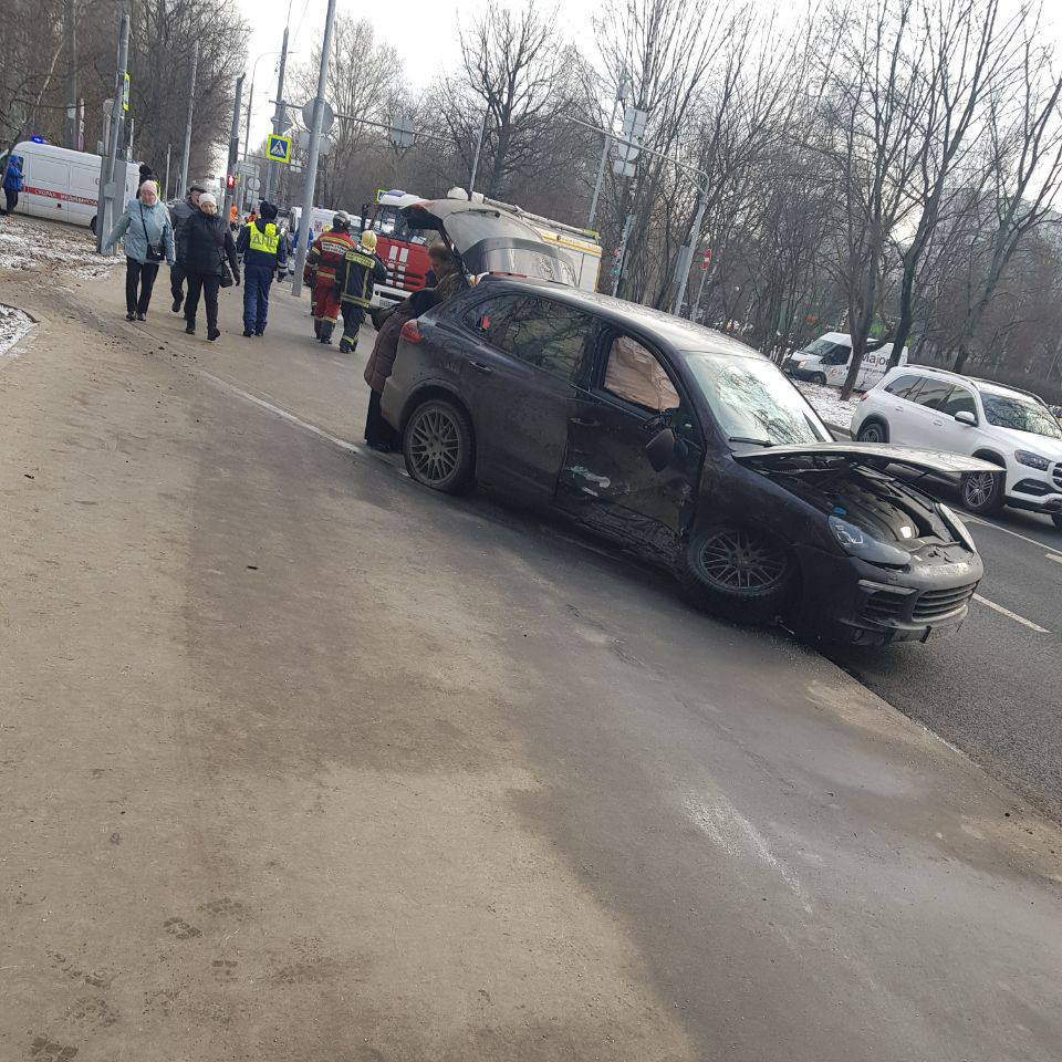 Серьезное ДТП в районе Лианозово. Машина ДПС столкнулась с Porsche на перекрестке на Череповецкой улице.  По предворительным данным, в аварии пострадали два человека. На месте работают медики и сотрудники МЧС.