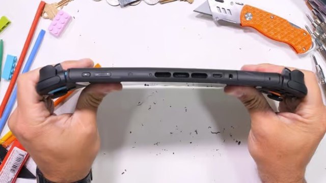 Nintendo Switch 2 оказалась на удивление прочной, но экран можно легко поцарапать YouTube-блогер JerryRigEverything регулярно тестирует на прочность новые электронные устройства. На этот раз ему в руки попала портативная игровая консоль Nintendo Switch 2, которая справилась практически со всеми испытаниями. Единственным серьёзным недостатком оказался слишком неустойчивый к царапинам дисплей. Обычно блогер испытывает на прочность смартфоны, но иногда у него появляются и другие устройства, такие как портативная консоль Switch 2. Тест на прочность включает в себя несколько испытаний, в том числе проверку на устойчивость к царапинам, термостойкость, а в данном случае ещё и прочность контроллеров Joy-Con 2. Консоль Switch 2 оснащается дисплеем с защитной пластиковой плёнкой, из-за чего царапины на экране могут остаться после контакта с любым металлическим предметом. «Вы очень быстро заметите, что Nintendo поставила пластиковый экран.