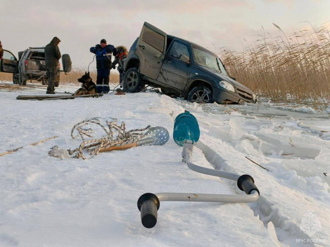 Chevrolet Niva провалилась в проталину на оз. Андреевском под Тюменью   Водитель решил сократить маршрут к дому по озеру. При движении машина попала в проталину, передние колеса угодили под лед. Сотрудники МЧС достали авто с помощью буксира.   Выезд на лед разрешен только на специально оборудованных переправах.