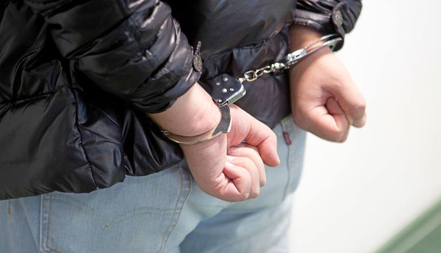 В Уссурийске задержан подозреваемый в покушении на убийство подростка  Полиция Уссурийска задержала 31-летнего ранее судимого местного жителя, которого подозревают в покушении на убийство несовершеннолетнего. По данным следствия, во время конфликта между мужчинами он выстрелил в оппонента, но пуля попала в 15-летнего сына того мужчины. Подросток получил ранение грудной клетки и был госпитализирован. Задержанного доставили в следственный отдел для проведения необходимых действий.   Прислать новость:     Наш Чат
