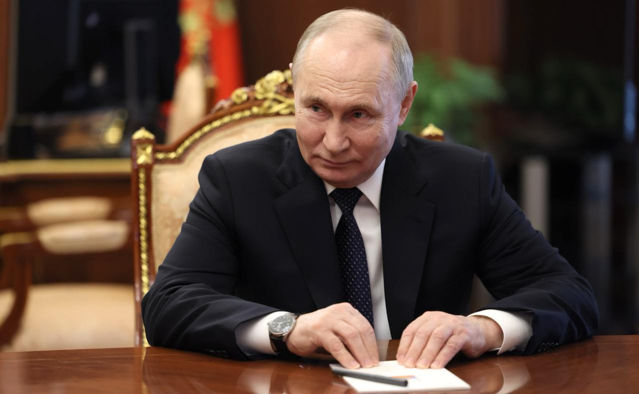 Владимир Путин поздравил полярников с профессиональным праздником! Дорогие друзья! Поздравляю вас с Днём полярника – праздником мужественных, сильных духом людей, посвятивших себя освоению Арктики и Антарктики. Мы искренне гордимся многими поколениями учёных, лётчиков, моряков, геологов, строителей, изыскателей, представителей других профессий, которые честно, самоотверженно служили Отечеству. За прошедшее время, благодаря их энергии, подвижничеству, неустанному созидательному труду были построены уникальные индустриальные и транспортные объекты, проложены морские и воздушные трассы, открыты крупные месторождения полезных ископаемых, проведены серьёзные исследования в метеорологии, биологии, геофизике, значительно обогатившие научный потенциал нашей страны и всего мира. Отрадно, что, опираясь на бесценный опыт предшественников, вы достойно продолжаете эти замечательные традиции, вносите значимый вклад в наращивание российского присутствия на Белом континенте и в арктических широтах, уделяете большое внимание развитию Северного морского пути, воплощаете в жизнь масштабные программы, направленные на эффективное, рациональное освоение полярных областей, сохранение их уникальной экосистемы. В самых сложных условиях проявляете лучшие профессиональные и личные качества, всегда действуете грамотно, чётко, слаженно. Желаю вам успехов, крепкого здоровья и новых достижений – на благо России и нашего народа. Владимир Путин #НовостиАСПОЛ