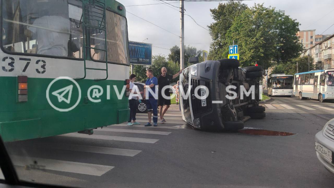 Скорая помощь опрокинулась на перекрестке Лежневской и Постышева в Иванове  Утром 4 августа на пересечении улиц Лежневской и Постышева в Иванове произошла авария с участием трех легковых автомобилей и машины скорой помощи. В результате столкновения скорая легла на бок.  На месте ДТП работают сотрудники ГАИ. Из-за аварии на участке от Арт-сквера до места столкновения образовалась пробка.  Просьба к водителям быть внимательными и выбирать альтернативные маршруты.  #дтп     Прислать новость        Поддержи свой регион