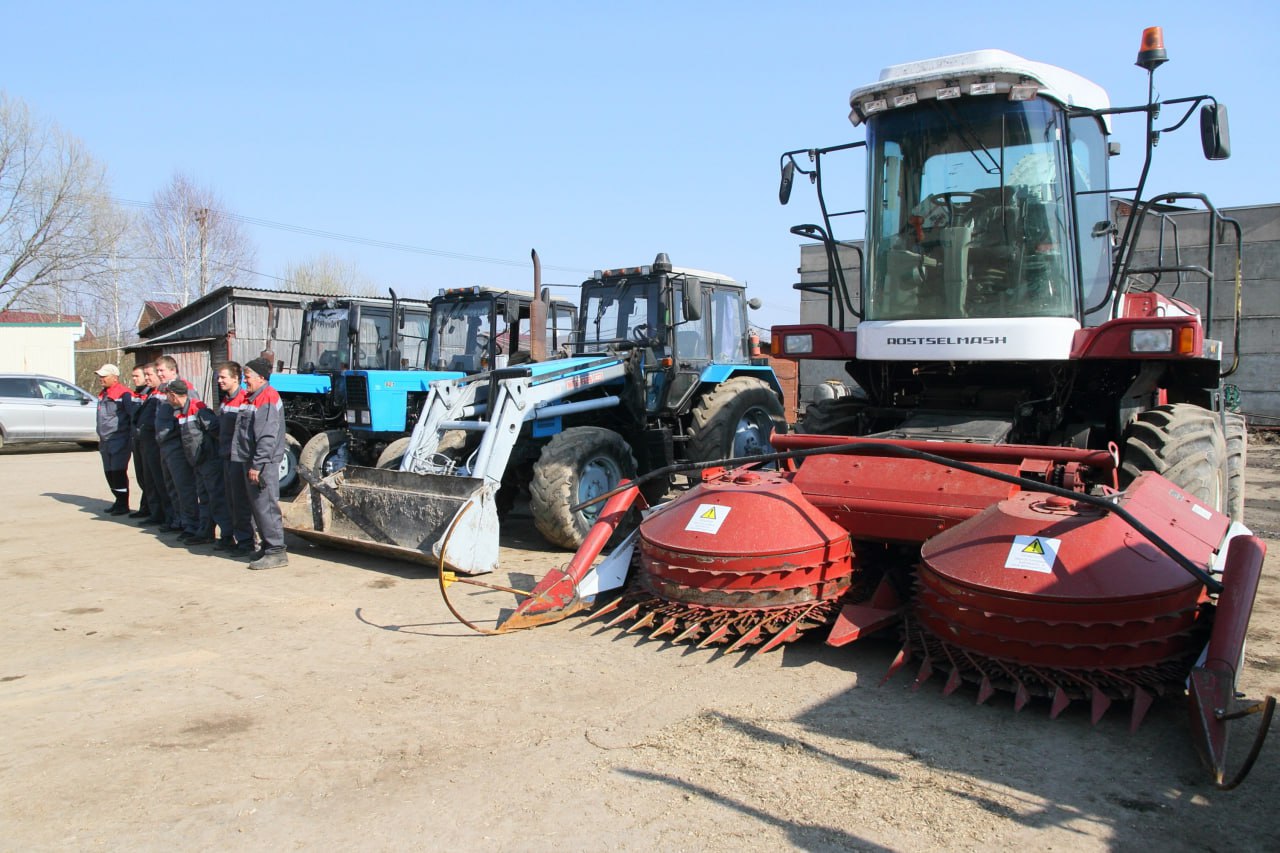 Фермеры Калужской области увеличат производство картофеля вдвое К 2030 году производство картофеля в фермерских хозяйствах Калужской области планируется увеличить до 17 тысяч тонн в два раза к уровню 2024 года Производство других овощей должно увеличиться в 1 7 раза до 12 тысяч тонн плодов и год до тысячи тонн рыбы до 425 тысяч тонн 25 Цифры 27 октября на заседании областного правительства назвал глава министерства сельского хозяйства Александр Ефремов на заседании правительства Рост будет обеспечен дополнительными мерами поддержки аграриев В 2026 году стартует новый федеральный проект предусматривающий дополнительные меры поддержки малого агробизнеса в том числе субсидии на покупку техники и сельхозживотных Им будут возмещать часть затрат на логистику создание мини пекарен и покупку газопоршневых установок