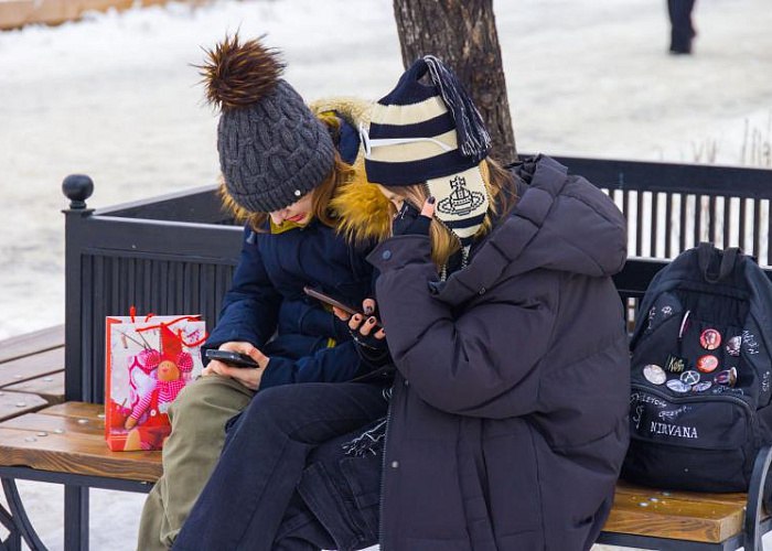 Жителей Челябинска предупредили о рассылке фейков про теракты в школах По родительским и школьным чатам начали массовую рассылку ложных предупреждений о вооруженных нападениях на школы торговые центры кинотеатры и другие общественные места Таким образом злоумышленники пытаются вызвать панику среди граждан Авторы фейковых сообщений маскируют их под репосты из специальных каналов и чатов часто привязанных к конкретному городу Текст сразу же вызывает тревогу В нем могут быть как абстрактные угрозы призывы к терроризму или инструкции так и якобы планы готовящихся нападений с точной датой временем и даже адресом Заметив такое сообщение стоит сохранять спокойствие и критическое мышление Ни в коем случае нельзя пересылать пугающий пост кому то еще это только усилит панику Нужно сразу же сообщить о подозрительном посте в правоохранительные органы а также классному руководителю и директору учебного учреждения Подписаться на vecherchel   Поддержать Читать в Мах