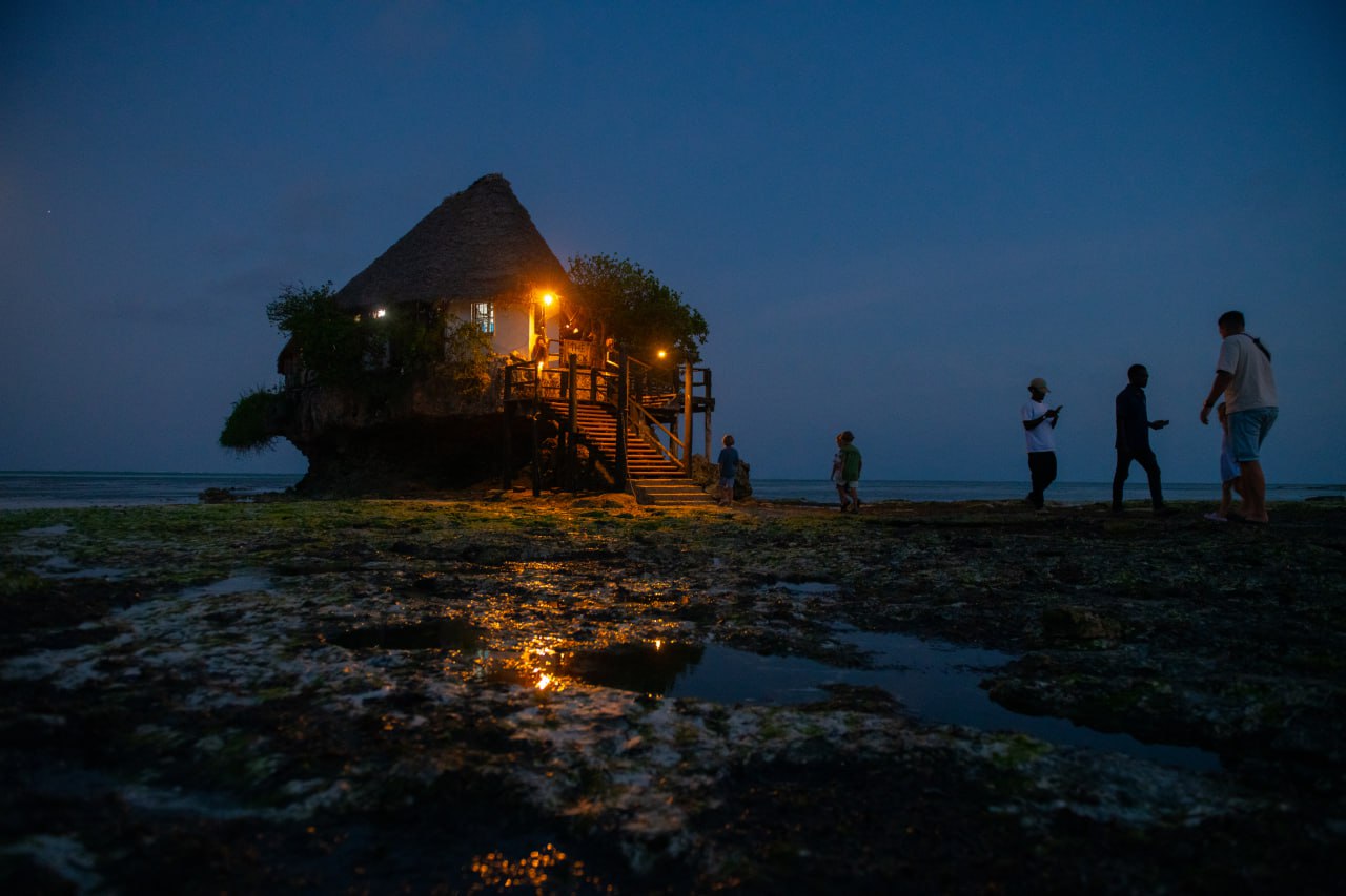 В Танзании могут сейчас находиться до 500 российских туристов жалоб от них в связи с беспорядками не поступало сообщает Ассоциация туроператоров России АТОР В основном россияне отдыхают на Занзибаре где беспорядков нет и обстановка остается спокойной Популярные у россиян сафари туры проходят вдали от городов В столице Дар эс Саламе и других городах также есть россияне но жалоб от туристов не поступало говорится в сообщении По информации туроператоров в стране сохраняется нестабильность интернет связи Многие отели не могут получать бронирования и отправлять подтверждения После президентских выборов прошедших 29 октября в Танзании начались протесты Для разгона демонстрантов в крупных городах полиция использовала слезоточивый газ и огнестрельное оружие Действует комендантский час отключен интернет перекрыты ключевые трассы Аэропорт работает с перебоями Фото Mehmet Aslan Anadolu via Getty Images interfaxonline