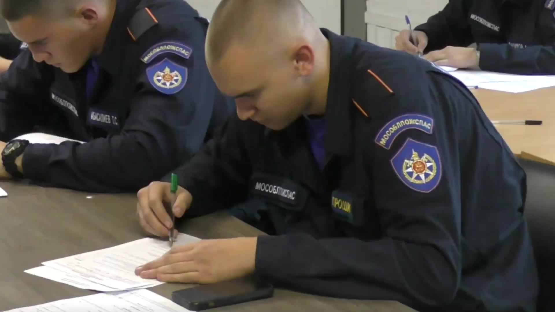 Пожарные успешно проходят испытания на огнестойкость и аттестацию в Подольске