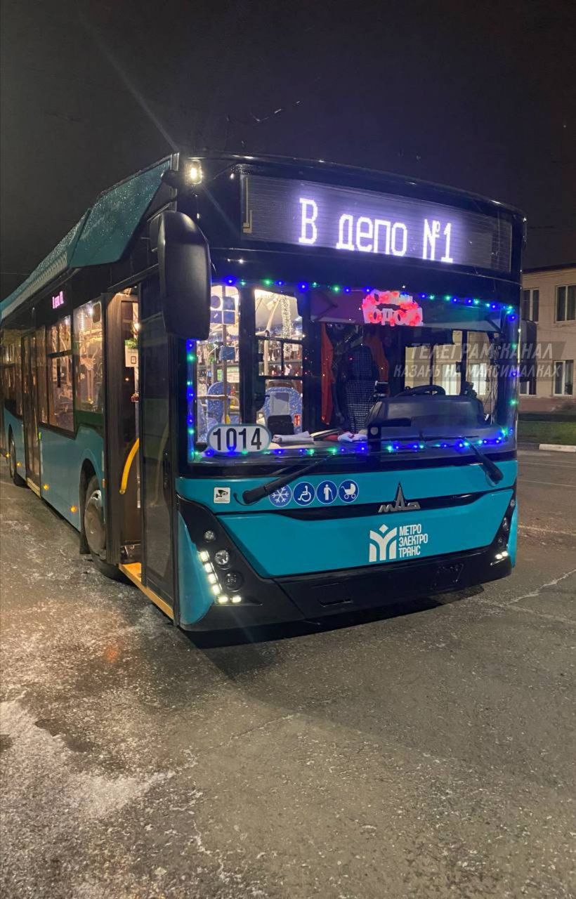 В казанском троллейбусе 1 устроили настоящую зимнюю сказку Салон украсили гирляндами снежинками и новогодним декором Пассажиры теперь едут как будто в праздничной витрине а не в обычном городском транспорте И ведь правда если бы весь наш транспорт украшали так же ездить на этом старом железе было бы куда приятнее Согласны Прислать фото или видео можно через KznOtvetBot А по рекламе ReklamaTatBot