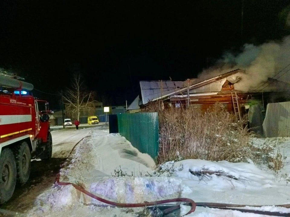 Пожар в жилом доме в Самарской области унес жизнь человека   ЧП произошло утром 14 декабря в городе Похвистнево.  Площадь пожара в частном жилом доме составила 50 квадратных метров. Его локализовали в 07:20, а все последствия ЧП ликвидировали в 09:05. Почему начался пожар, выясняют специалисты.