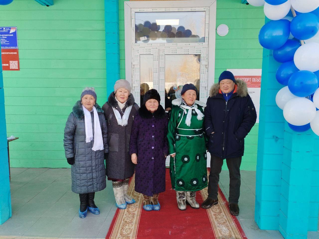 В селе Ийме торжественно открылся новый ФАП   В селе Ийме Дзун-Хемчиского района состоялась церемония открытия нового здания фельдшерско-акушерского пункта  ФАП , который был построен в рамках программы модернизации первичного звена здравоохранения, реализуемой в рамках национального проекта "Здравоохранение". В торжественном мероприятии принял участие министр здравоохранения Анатолий Югай, который поздравил местных жителей с этой важной вехой.  Новое здание ФАПа было возведено по типовому проекту и отвечает самым современным санитарным требованиям и нормам организации объектов здравоохранения. Оно оборудовано подачей горячей и холодной воды, а также подключено к Интернету. Это позволит организовать телемедицинские консультации, что значительно улучшит доступность медицинских услуг для населения.  Напомним, что в этом месяце сразу четыре новых объекта сельского здравоохранения также были открыты в селах Авыйган и Кок-Хаак Каа-Хемского района, Саглы Овюрского и Элегест Чеди-Хольского районов.