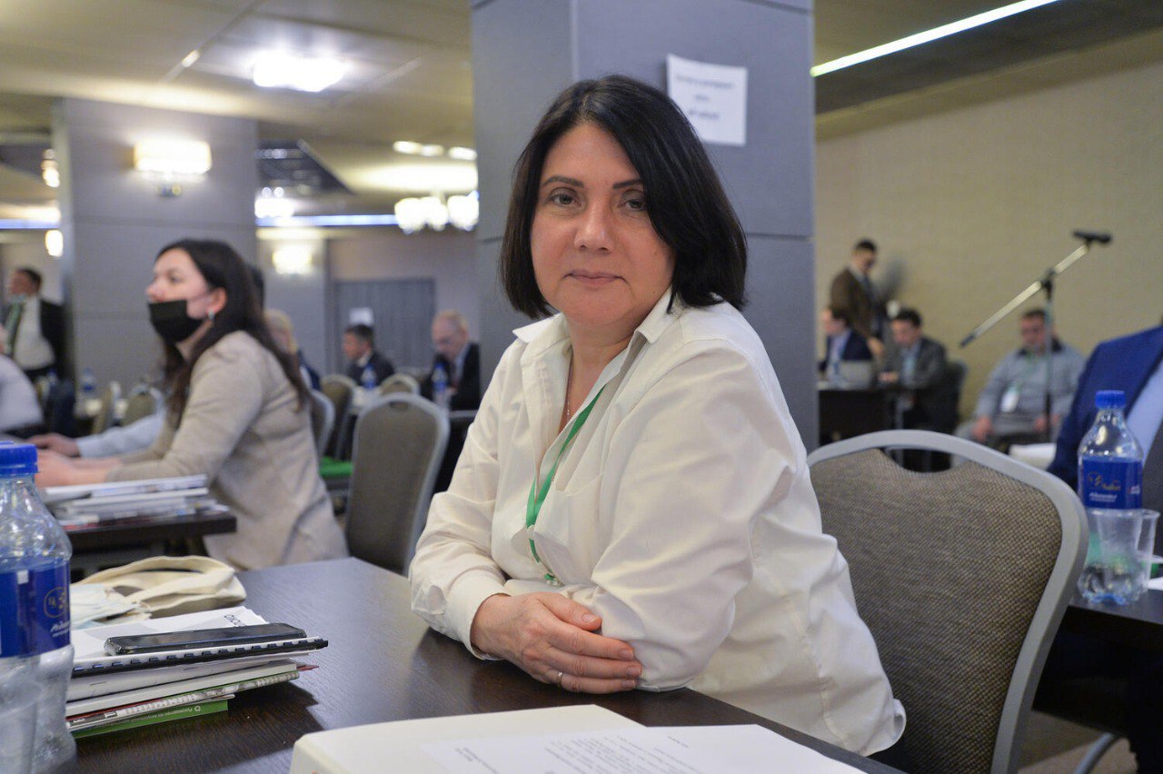 К двухмиллионному штрафу приговорили зампреда приморского Яблока из за поста о роли СССР в развязывании Второй мировой войны Приморский краевой суд во Владивостоке признал Марину Железнякову виновной по статье о реабилитации нацизма и назначил ей штраф в два миллиона рублей сообщили в партии Яблоко Зампреда приморского отделения Яблока обвинили в реабилитации нацизма в апреле 2024 года В мае 2024 го в квартире Железняковой прошел обыск силовики изъяли из дома технику и документы Поводом для уголовного дела стал пост политика от 9 мая 2021 года с поздравлением россиян с Днем Победы В публикации в частности есть фраза Мы понимаем что во многом развязывание войны и столь многочисленные жертвы лежат на совести коммунистического тоталитарного режима Силовики усмотрели в этом распространение заведомо ложных сведений о деятельности СССР в годы Второй мировой войны Из обвинительного заключения следовало что Железнякова совершила преступление средней тяжести против мира и безопасности человечества Посмотрите на мой пост по человечески Где в моем в моем посте есть отрицание этого факта Ведь я пишу поздравляю со светлым праздником С днем Победы Вечная память погибшим Где указано в моем посте что я одобряю преступлений установленных приговором Где я отрицаю наказание преступников Где отрицаю что Германия развязала войну В каком предложении я отрицала преступлений против человечности недоумевала женщина в суде Приговор вынес суд присяжных пять признали Железнякову виновной трое невиновной четверо указали что политик заслуживает снисхождения Глава Яблока Николай Рыбаков назвал обвинение Железняковой абсурдным и раздутым из исторических фактов которые еще недавно можно было найти в школьных учебниках Адвокат Сергей Валиулин намерен обжаловать решение Фото Яблоко