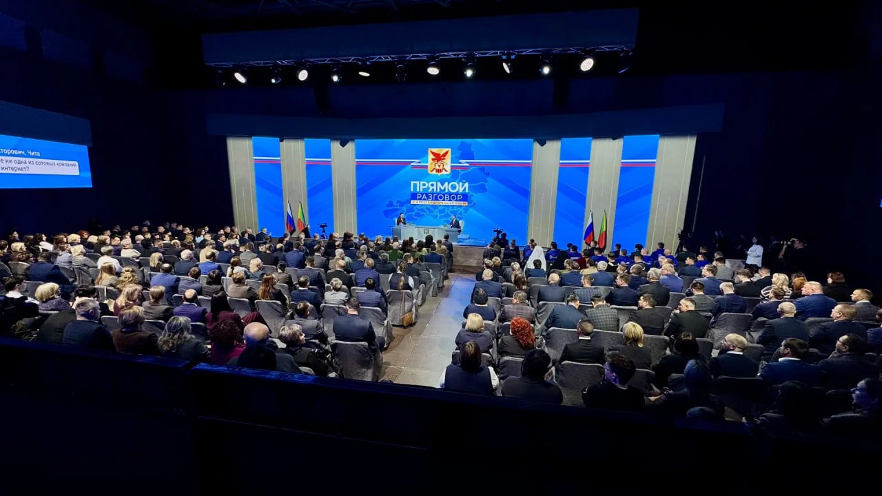 Прямой разговор 2025 В Забайкалье повысят ежемесячные выплаты на опекаемых детей из соцучреждений В Забайкальском крае повысят выплаты на содержание детей переданных в семьи из подведомственных учреждений с 2026 года Об этом в ходе Прямого разговора 7 декабря сообщил губернатор Забайкальского края Александр Осипов К главе региона обратились жители Балейского округа семья хочет взять под опеку ребенка родственников с инвалидностью но объективно понимает что возникнут серьезные финансовые расходы Расходов будет много чтобы на реабилитацию ездить в край в окружную больницу Можно ли рассчитывать на поддержку региона спросили у главы региона Александр Осипов сообщил что в Забайкалье предлагается увеличить размер выплат на содержание детей инвалидов Опекунам будут выплачивать по 30 тысяч рублей ежемесячно на одного ребенка Думаем что до конца года примем решение сказал глава региона Также предусмотрены выплаты на детей родственников при условии одновременной передачи в одну семью на двоих детей по 30 тысяч рублей в месяц на троих детей по 40 тысяч рублей в месяц на четверых и более детей по 50 тысяч рублей в месяц   Подписывайтесь TG VK MAX