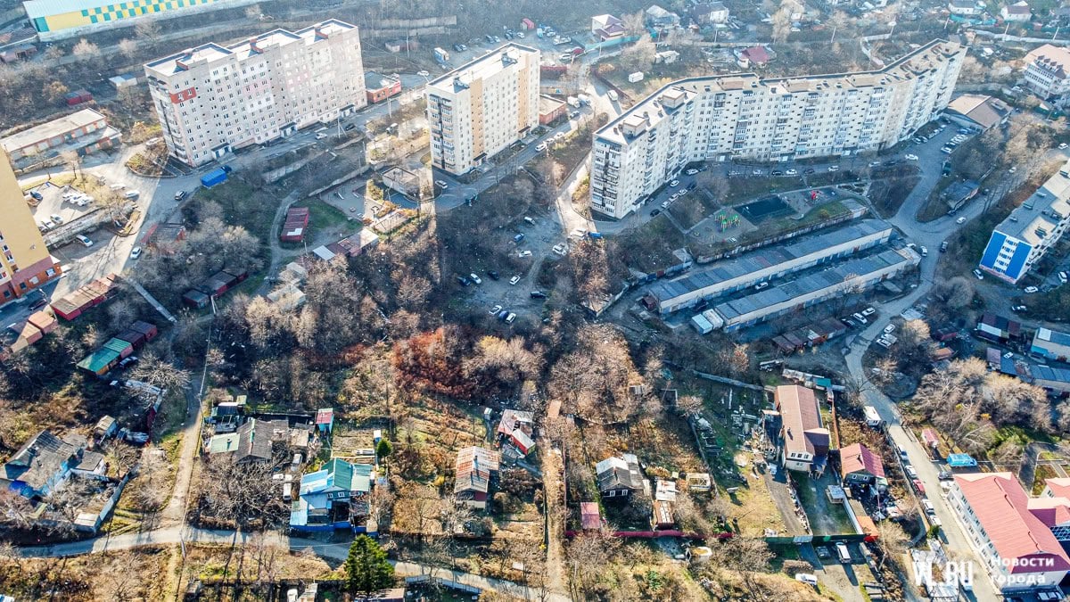 Администрация Владивостока опубликовала результаты общественных обсуждений по проекту планировки территории в районе Часовитина, 5. Жители массово высказались против – в протоколе отражено 475 таких голосов. За проект выступили только двое – застройщики парковки и жилого дома.  В протоколах общественных обсуждений указаны доводы, которые люди приводили, обосновывая свой голос «против» – нет нормальных проездов, только узкие дороги, где с трудом разъезжаются легковые машины. Нет надёжных инженерных коммуникаций, заваливаются подпорные стены и «буянят» грунтовые воды. Также в районе существует единственная школа № 21, где сейчас учится больше учеников, чем она может вместить. С появлением нового дома ситуация там только усугубится, а других образовательных учреждений не предвидится даже по проекту в отдалённой перспективе.  Также некоторые жители заметили нарушение своих прав – в районе Часовитина мужчине УМС выделило место под размещение гаража, а в ППТ этот участок включён в улично-дорожную сеть.  В целом это можно считать победой, если бы не спорные итоги общественных обсуждений последних дней. Например, буквально вчера администрация Владивостока утвердила на Патрокле смену назначения участка на религиозное использование вопреки мнению жителей.