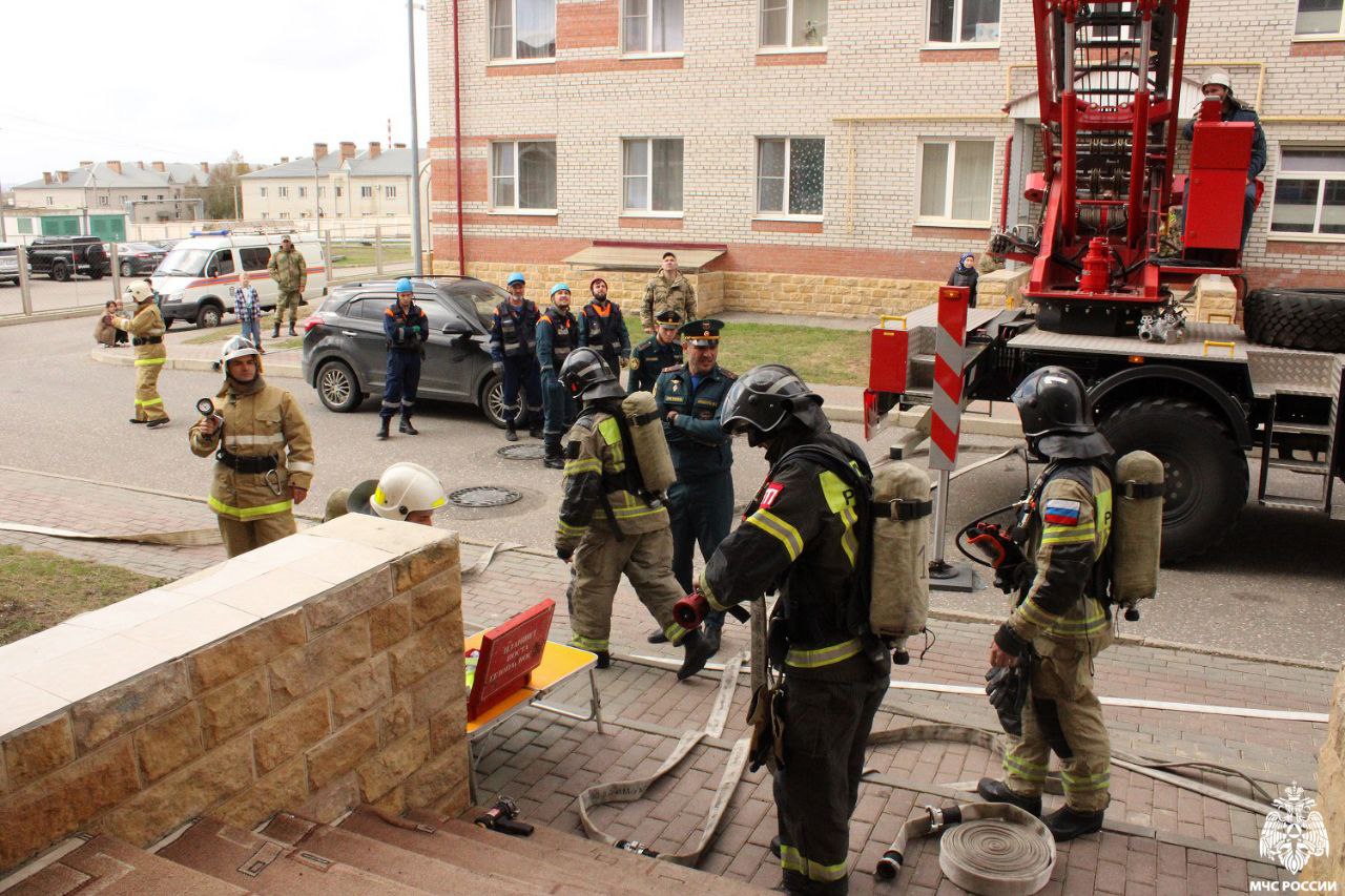 В общежитии прошло учение по ликвидации пожара  В многоквартирном общежитии военного городка 46 ОБрОН Северо-Кавказкого ордена Жукова округа Росгвардии прошло пожарно-тактическое учение.   Тренировка проводилась сотрудниками 1 ПСЧ Главного управления МЧС России по ЧР и военнослужащими ведомственной пожарной охраны.   Задействованные службы отработали комплекс задач по спасению условно пострадавших и ликвидации «пожара».  Учения на объектах с массовым пребыванием людей проводятся сотрудниками МЧС России регулярно. Это позволяет повысить профессиональное мастерство личного состава.    Одноклассники    Telegram    Вконтакте    RuTube