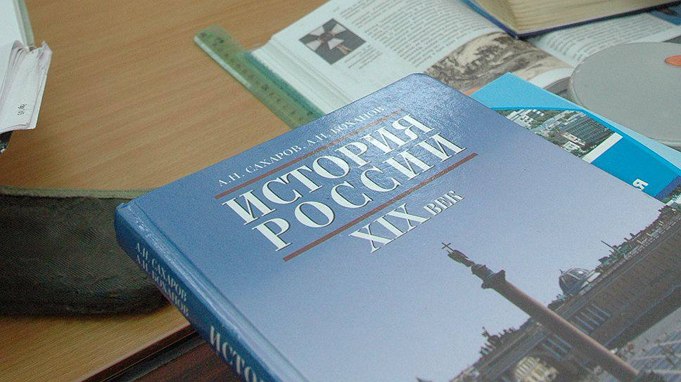 ‍  В России могут начать обучать детей истории с детского сада, об этом сообщил замначальника Управления президента РФ по государственной политике в гуманитарной сфере Николай Овсиенко   Николай Овсиенко рассказал, что идея об обучении детей дошкольного возраста истории уже прозвучала на заседании комиссии по историческому просвещению, которую возглавляет Владимир Мединский.  Сам замначальника Управления президента РФ по государственной политике в гуманитарной сфере полагает, что она будет реализована.  Фото: Коммерсантъ / Евгений Переверзев